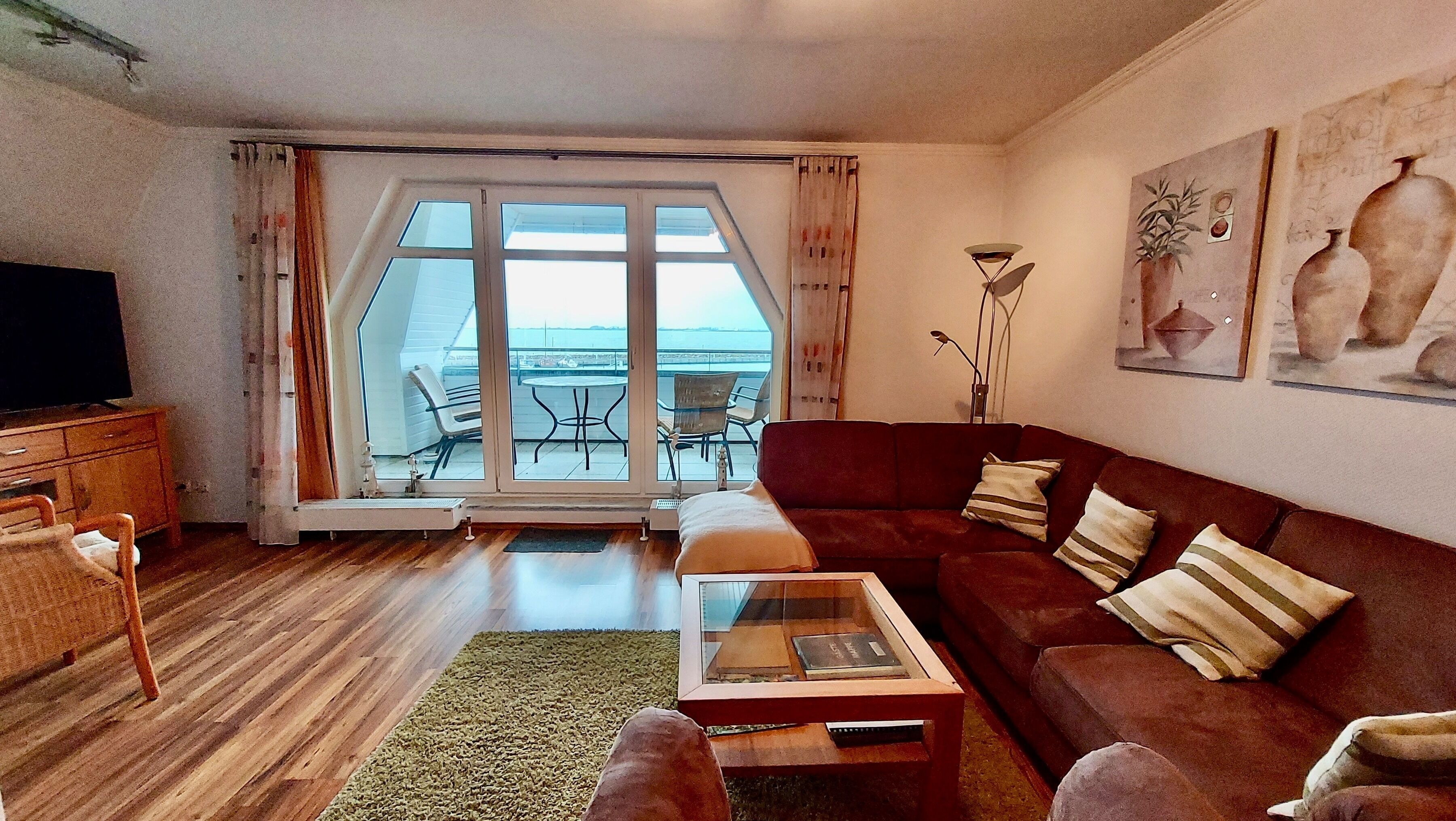 Una televisión, un reproductor de DVD, un reproductor estéreo