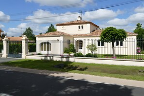 Exterior - Guesthouse 'Les Hortensias du Monastère' with Private Pool, Shared Terrace, and Wi-Fi (Saint-Aubin de Médoc)