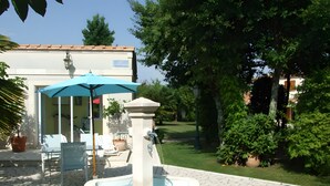 Une fontaine, des sièges à l’extérieur et un bâtiment avec une enseigne.