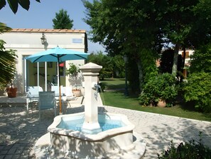 Property grounds - Guesthouse 'Les Hortensias du Monastère' with Private Pool, Shared Terrace, and Wi-Fi (Saint-Aubin de Médoc)