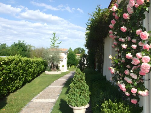 Guesthouse 'Les Hortensias du Monastère' with Private Pool, Shared Terrace, and Wi-Fi