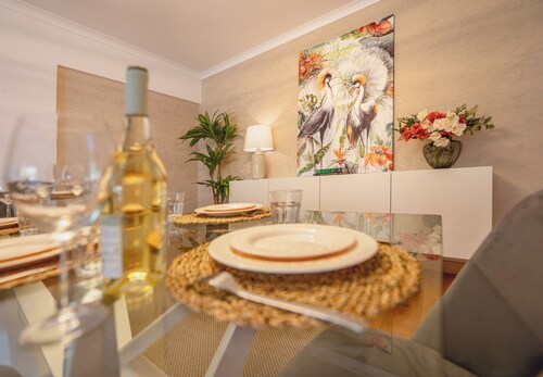 3-bedroom apartment in wonderful Parede with AC, fitness room