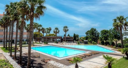 3-bedroom apartment in wonderful Parede with AC, fitness room