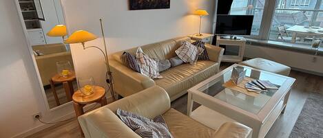 TV, livros, aparelho de som