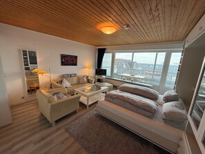 TV, bøker og stereoanlegg