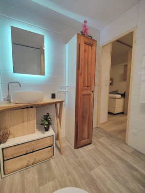 Apartment, Mountain View | Bathroom | Shower, hair dryer, toilet paper
