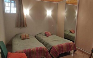 Decoración personalizada, muebles diferentes y escritorio 