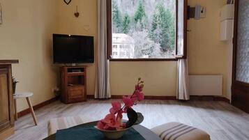 Căn hộ, ban công, quang cảnh núi | Khu phòng khách