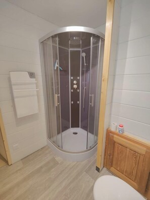 Departamento, vista a la montaña | Baño | Secadora de cabello y papel de baño