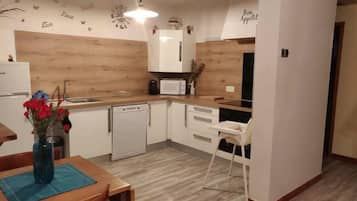 Apartment, Balkon, Bergblick | Eigene Küche | Großer Kühlschrank, Mikrowelle, Ofen, Herdplatte