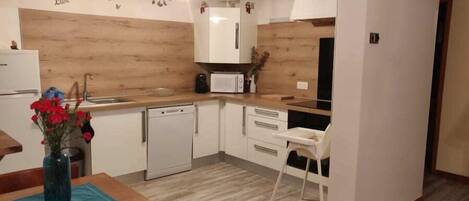 Apartment, Balcony, Mountain View | Private kitchen