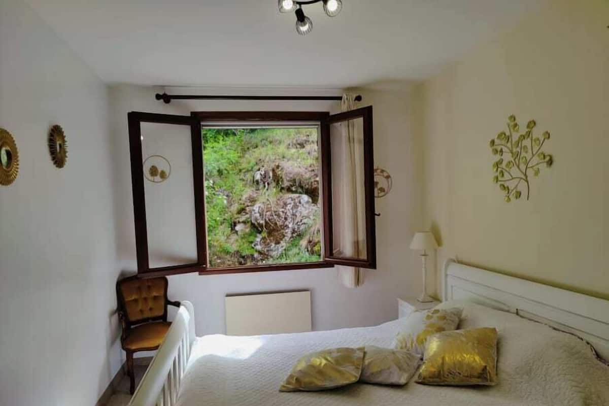Apartamento familiar, vistas a la montaña | Escritorio, tabla de planchar con plancha, camas supletorias gratuitas