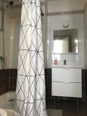 Estudio Confort, vista a la ciudad | Baño | Regadera, secadora de cabello, toallas, papel de baño 