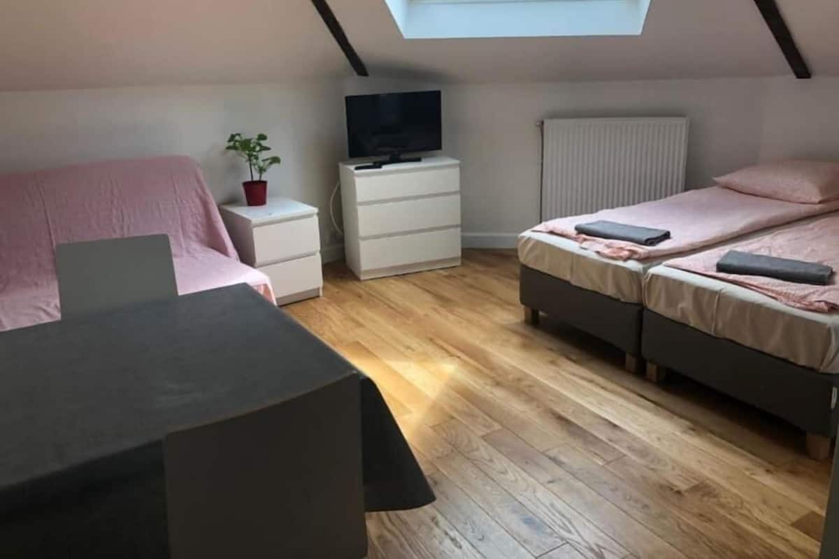 Classic Studio, City View | Free WiFi