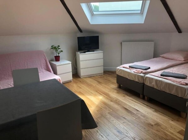 Classic Studio, City View | Free WiFi