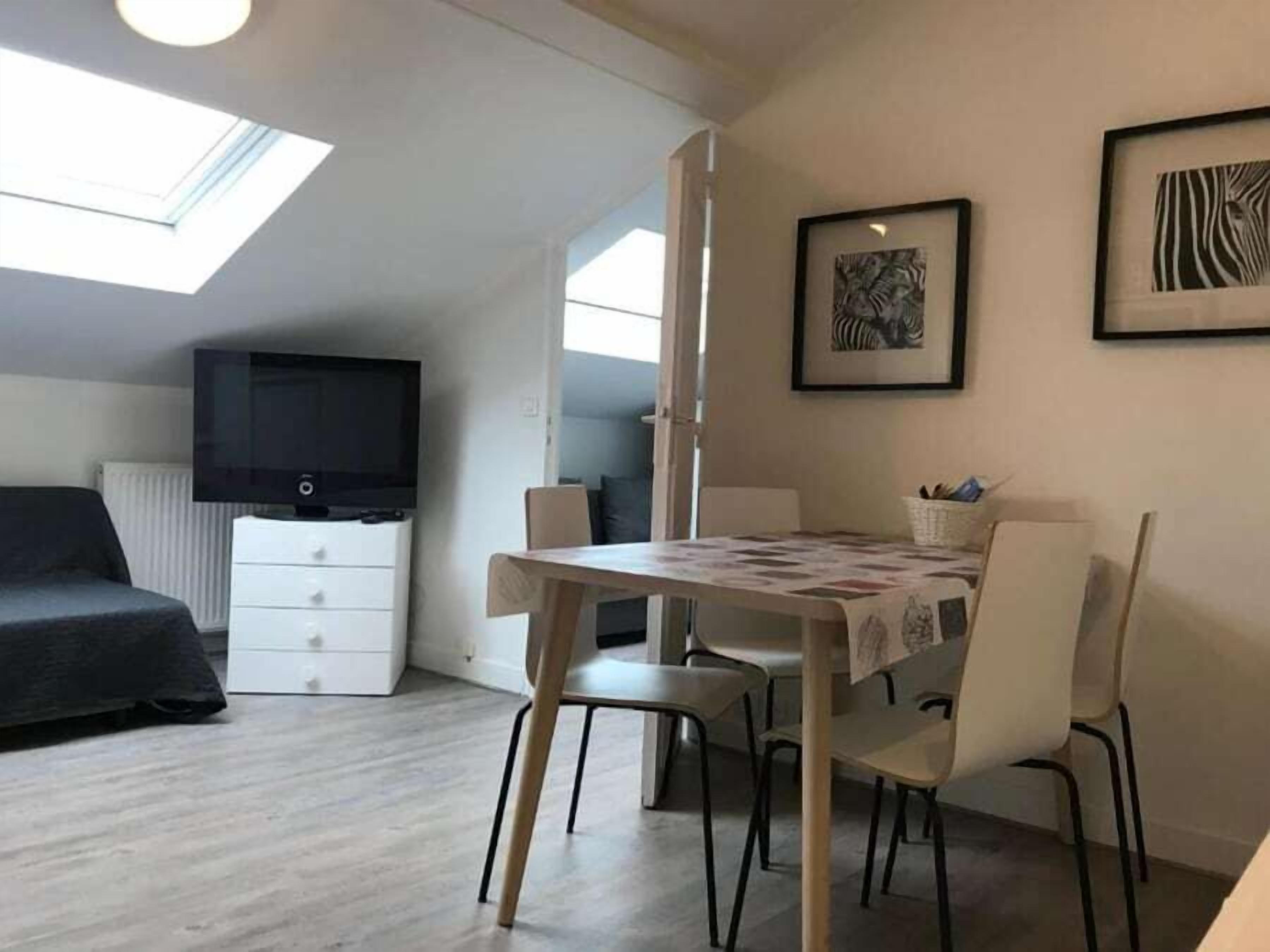 Apartamento superior, vistas a la ciudad | Zona de estar | Una televisión