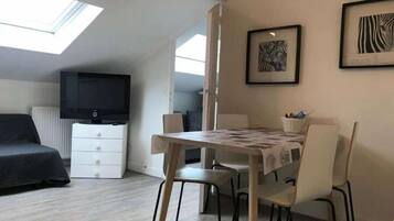 Leilighet – superior, byutsikt | Oppholdsområde | TV