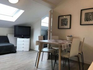 Departamento superior, vista a la ciudad | Área de sala de estar | Televisión 