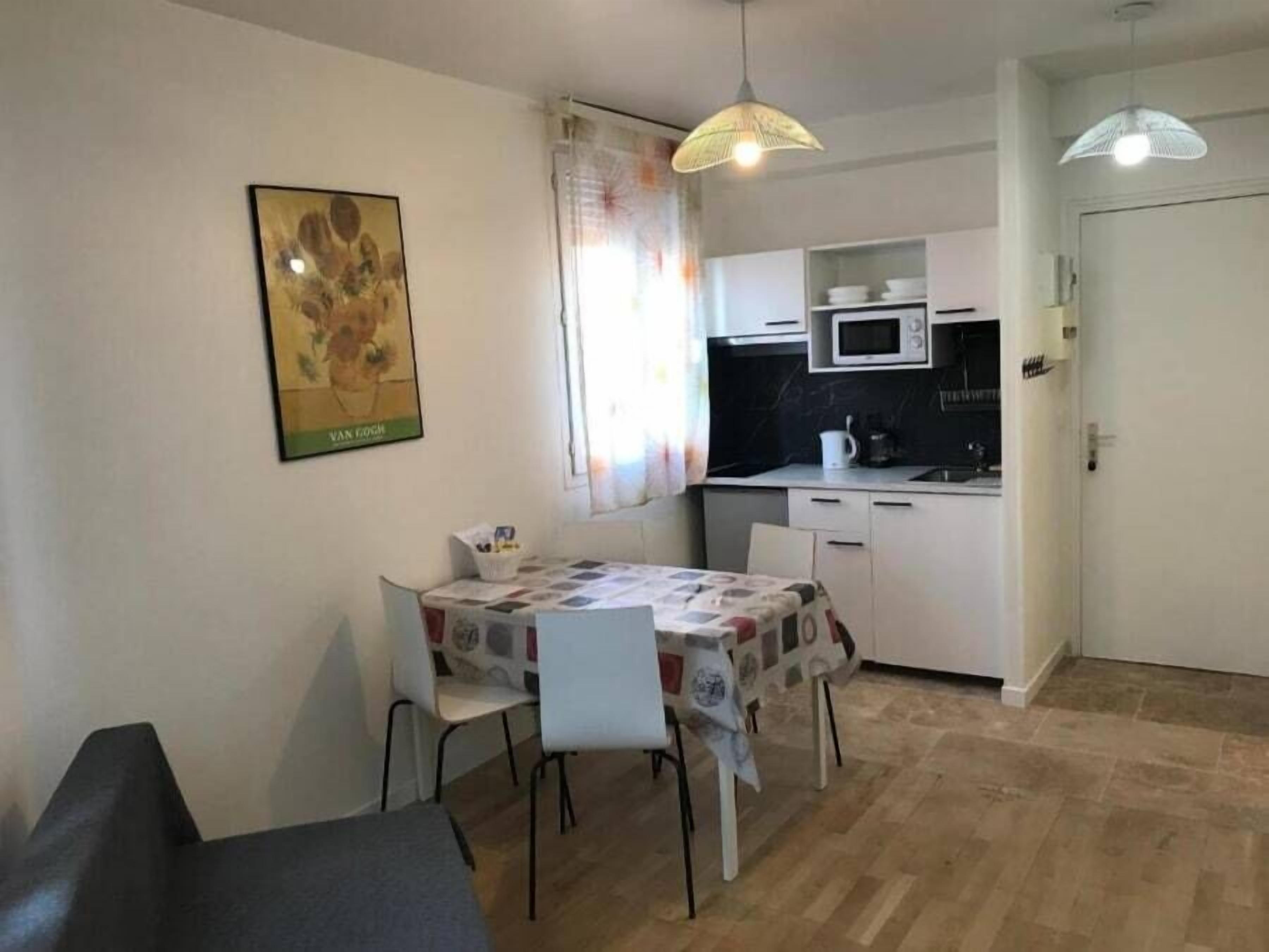 Comfort-Studio, Stadtblick | Wohnbereich | Fernseher