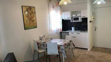 Studio – comfort, byutsikt | Oppholdsområde | TV
