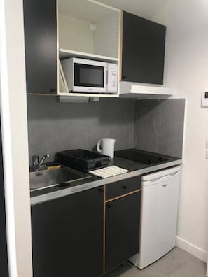 Classic Studio, City View | Private kitchen | Fridge, microwave, stovetop, cookware/dishes/utensils