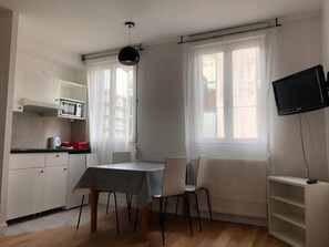 Departamento Confort, vista a la ciudad | Cocina privada | Refrigerador, microondas, parrilla de estufa y utensilios de cocina 