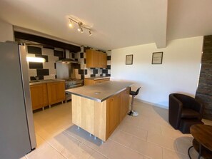 Comfort Villa, Patio, Mountain View | Private kitchen