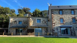 Un bâtiment en pierre doté de nombreuses fenêtres et d’un toit plat.