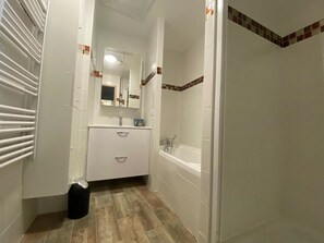 Comfort villa, terras, uitzicht op bergen | Badkamer