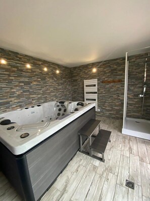Bañera de hidromasaje interior