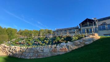 Vista frontal de la propiedad