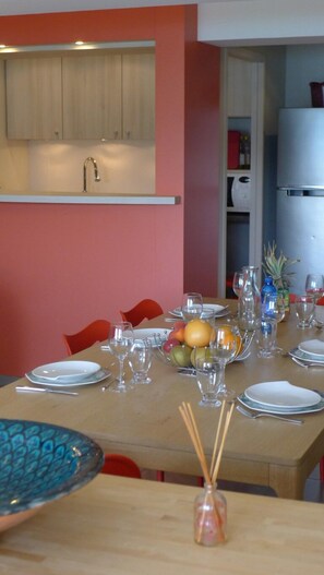 Deluxe House, 4 Bedrooms, Terrace, Lake View | Dining room - Le Clos Du Lac - location de chambres (Veyrier-du-Lac)