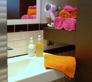 Habitación doble Confort, balcón, vista al lago | Baño
