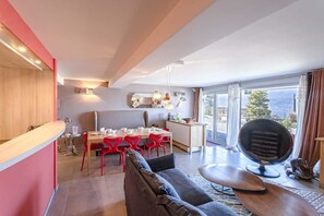 Maison Deluxe, 4 chambres, terrasse, vue lac | Coin séjour | Télévision à écran plat, chauffage par le sol