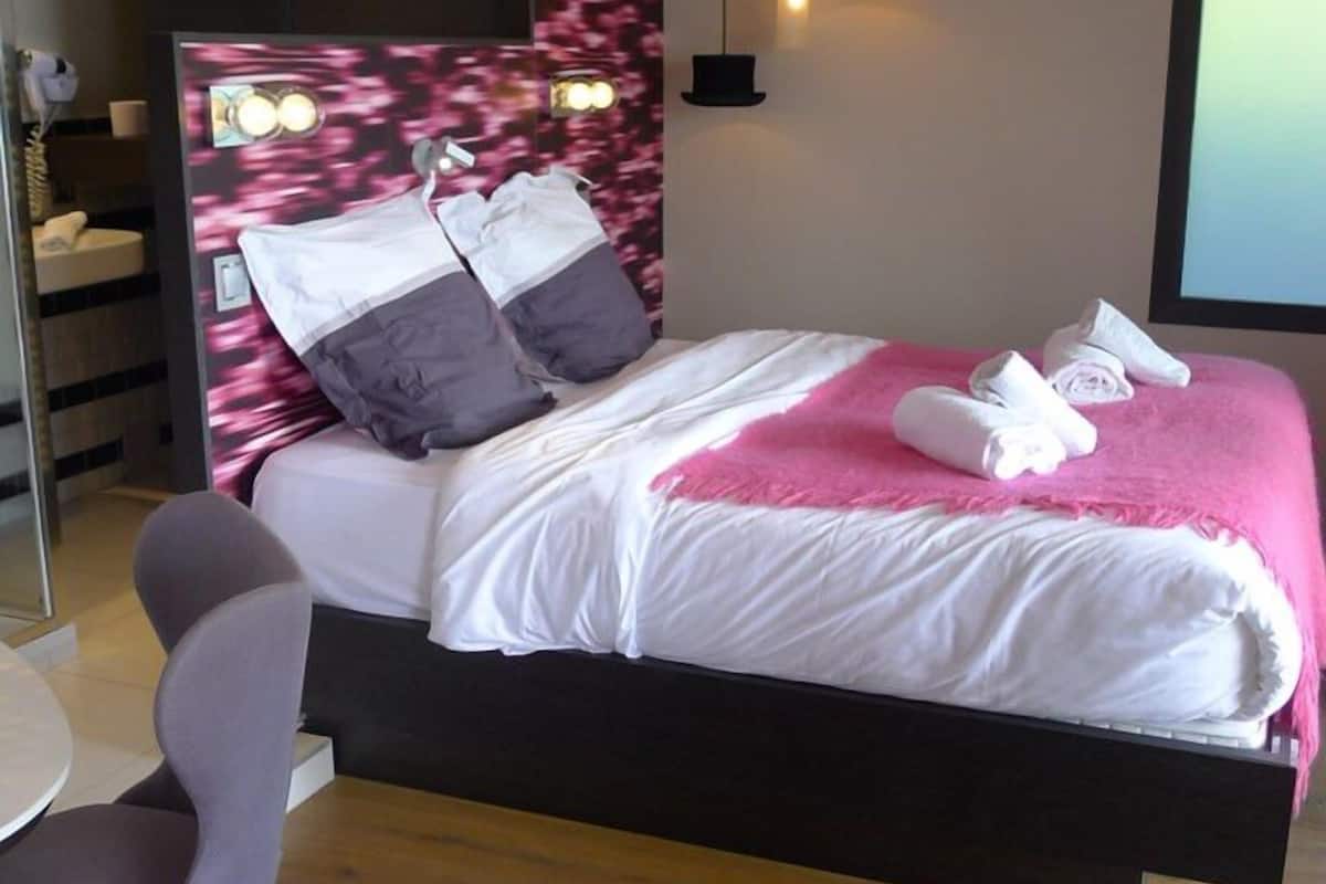 ห้องดีลักซ์, เตียงควีนไซส์ 1 เตียง, ระเบียง, วิวทะเลสาบ | เครื่องนอนระดับพรีเมียม, มินิบาร์, Wi-Fi ฟรี