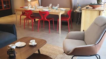 Deluxe huis, 4 slaapkamers, terras, uitzicht op meer | Dineerruimte