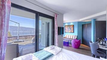 Deluxe kamer, 1 queensize bed, terras, uitzicht op meer | Luxe beddengoed, een minibar, gratis wifi, individueel gedecoreerd