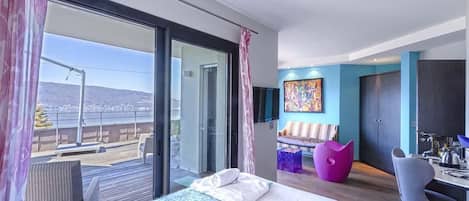 Deluxe Room, 1 Queen Bed, Terrace, Lake View