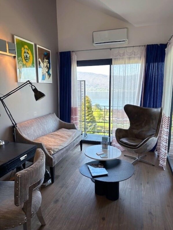 Deluxe Room, 1 Queen Bed, Terrace, Lake View | Living area | Flat-screen TV, heated floors - Le Clos Du Lac - location de chambres (Veyrier-du-Lac)