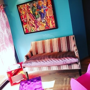 Deluxe Room, 1 Queen Bed, Terrace, Lake View | Living area | Flat-screen TV, heated floors - Le Clos Du Lac - location de chambres (Veyrier-du-Lac)