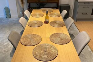 Cottage dành cho gia đình | Bàn, khu vực làm việc phù hợp cho laptop