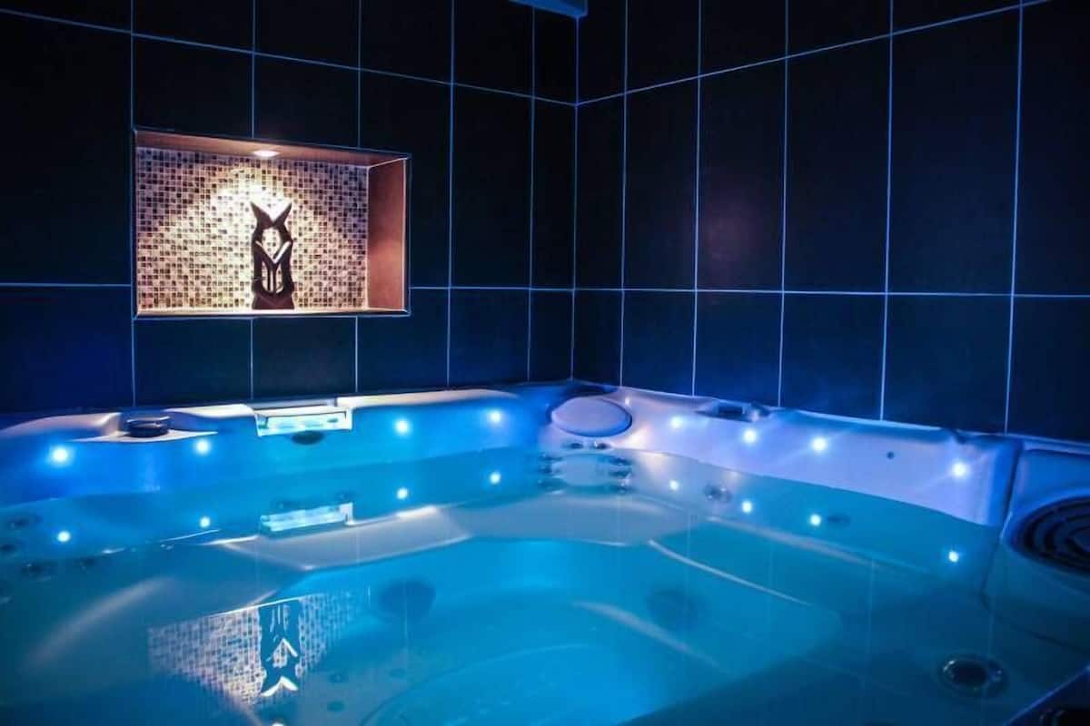 Private spa tub
