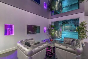 Suite de lujo | Área de sala de estar | Smart TV de 160 cm con canales vía satélite 