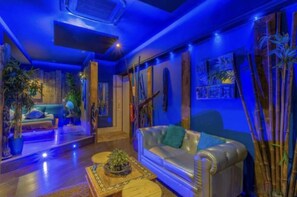Suite Prestigio, balcón | Área de sala de estar | Smart TV de 160 cm con canales vía satélite 