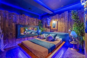 Minibar, free WiFi, bed sheets