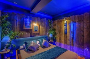 Minibar, wifi gratis y ropa de cama