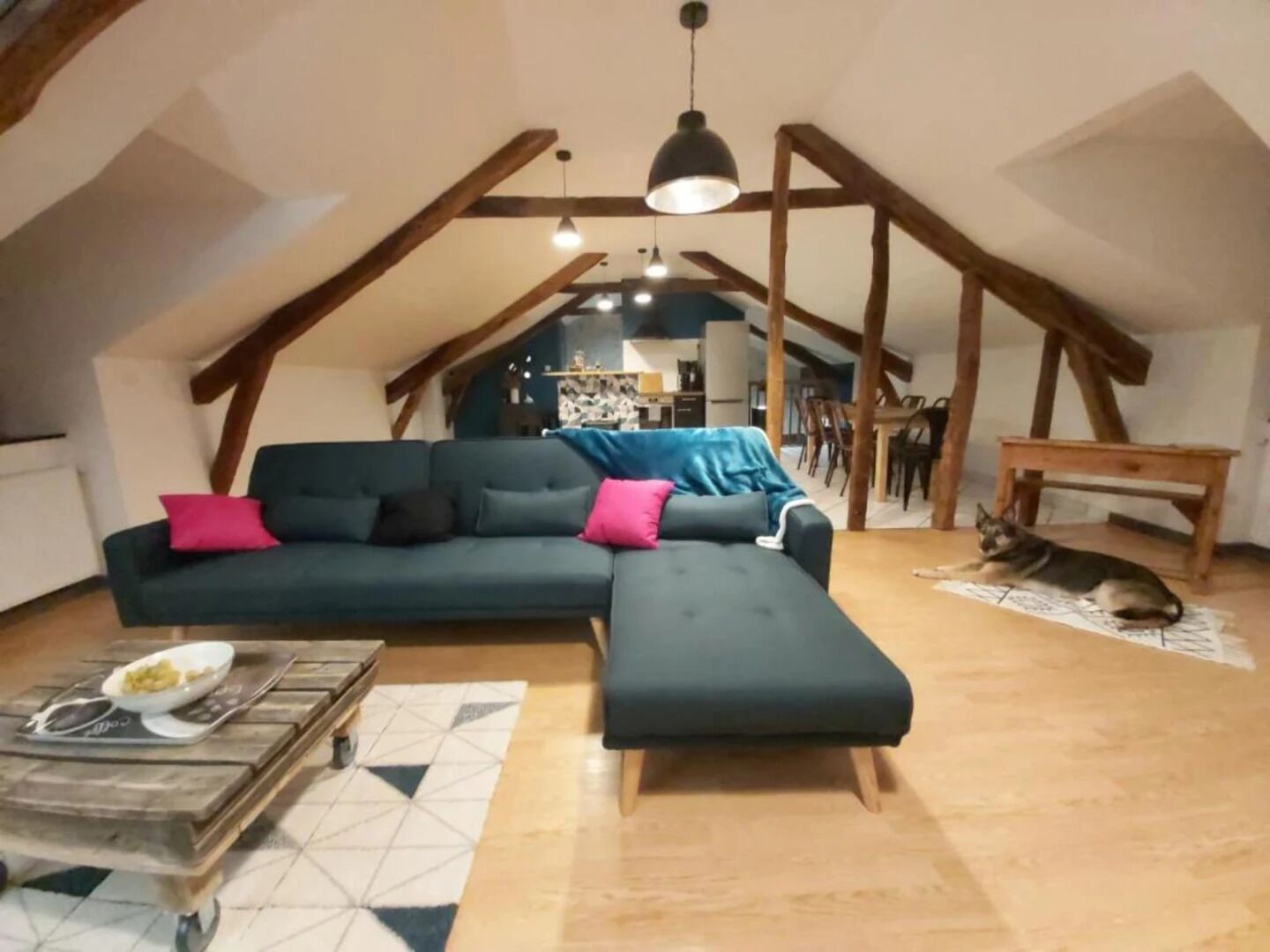 Deluxe appartement, uitzicht op bergen | Woonruimte | Een televisie