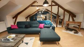 Deluxe Apartment, Mountain View | Living area