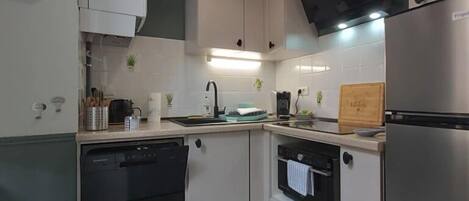 Comfort Apartment, City View | Private kitchen