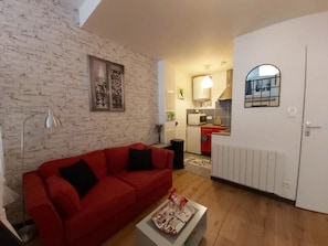Standard Apartment, City View | Living area